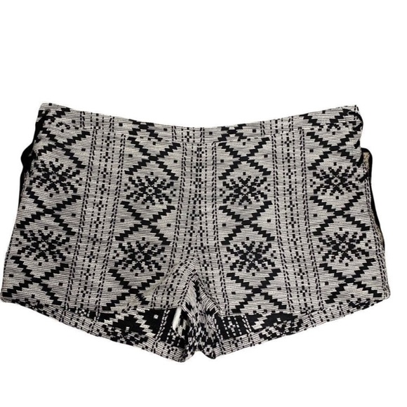 Who What Wear Plus Size High-Waisted Shorts - Picture 2 of 6